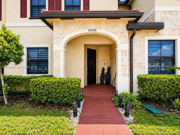10545 W 32nd Ln, Hialeah, FL 33018