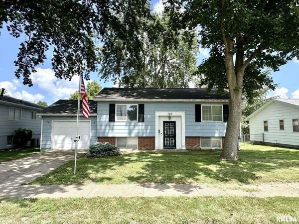 8 HIGHVIEW Drive, Jacksonville, IL 62650