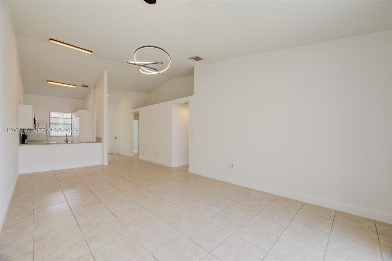 6707 NW 193rd Ln, Hialeah, FL 33015 Photo