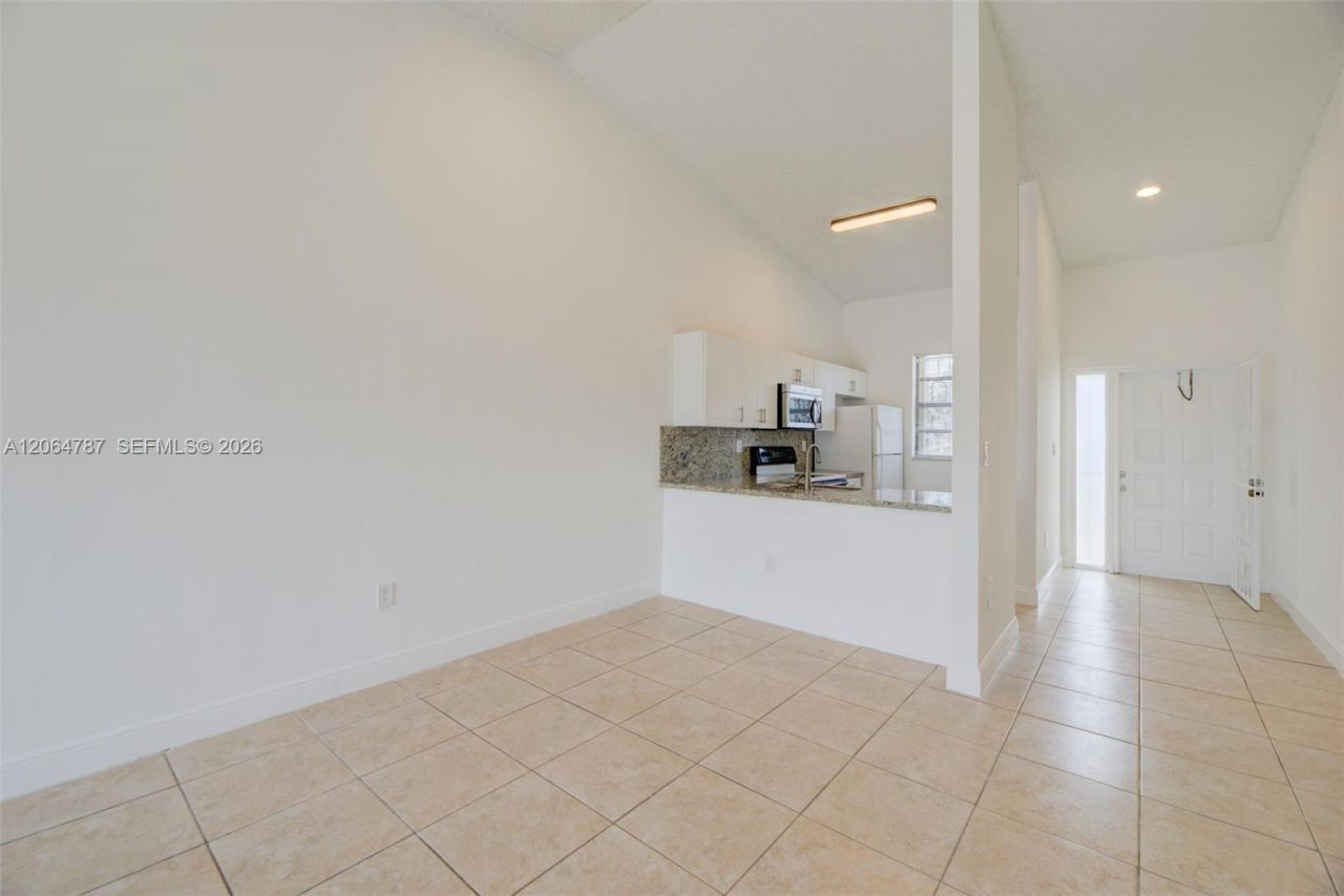 6707 NW 193rd Ln, Hialeah, FL 33015 Photo