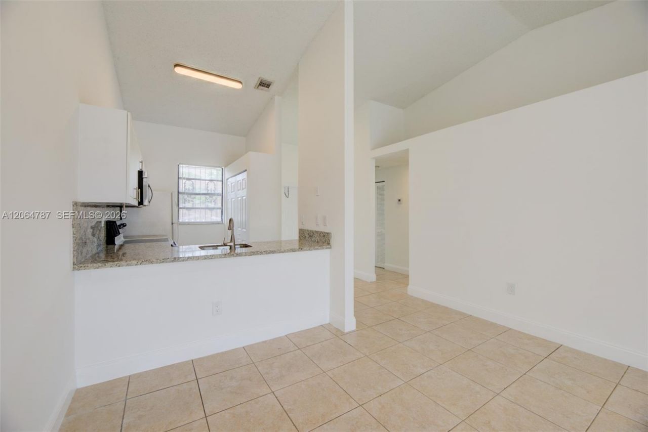 6707 NW 193rd Ln, Hialeah, FL 33015 Photo