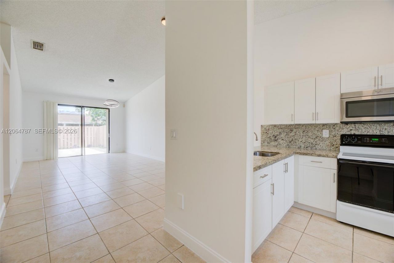 6707 NW 193rd Ln, Hialeah, FL 33015 Photo