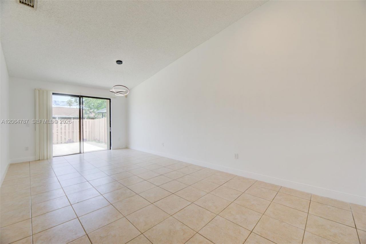 6707 NW 193rd Ln, Hialeah, FL 33015 Photo