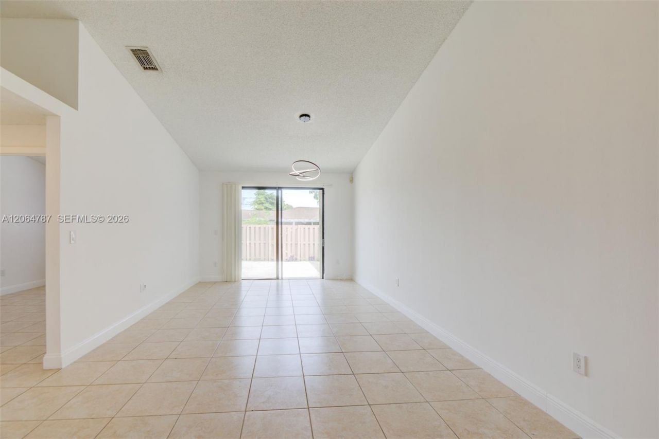 6707 NW 193rd Ln, Hialeah, FL 33015 Photo