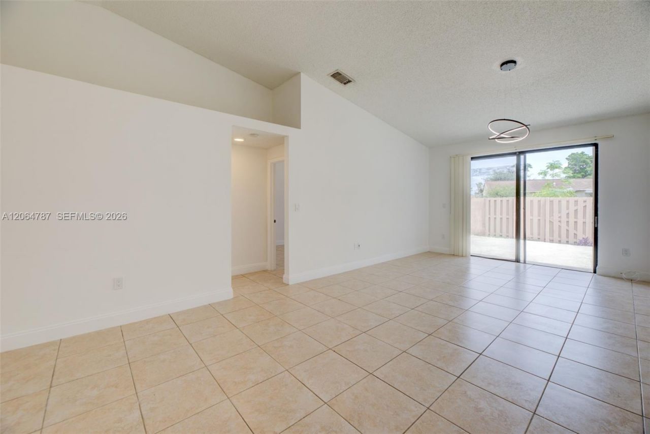 6707 NW 193rd Ln, Hialeah, FL 33015 Photo