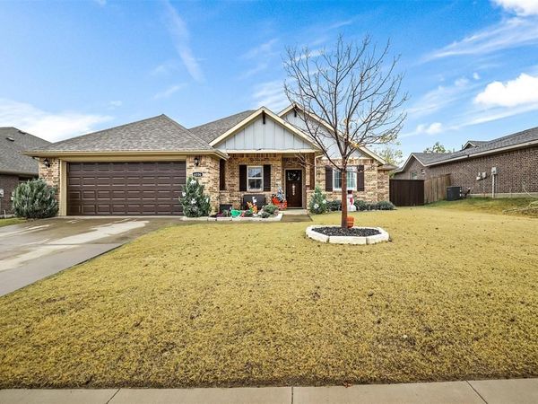 4006 Kensington Drive, Sanger, TX 76266