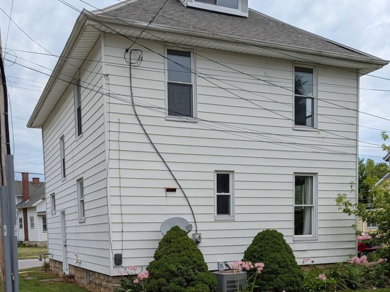 215 W Perry Street, Tiffin, OH 44818 Photo 2