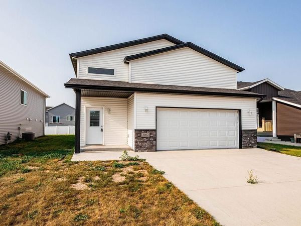 3062 39th Avenue S, Moorhead, MN 56560