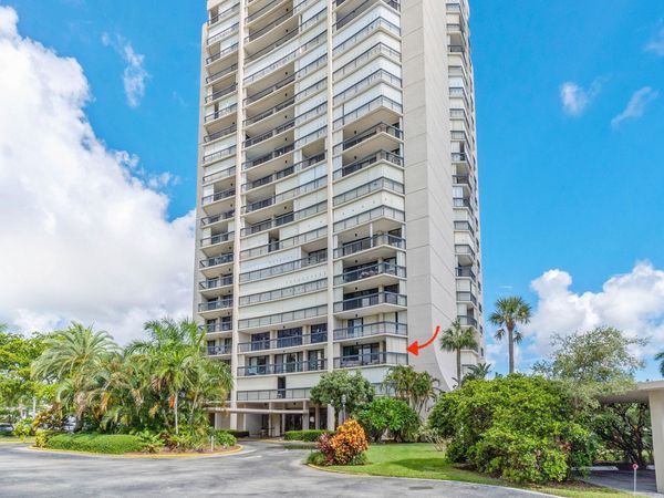 2425 PRESIDENTIAL Way, Unit 304, West Palm Beach, FL 33401