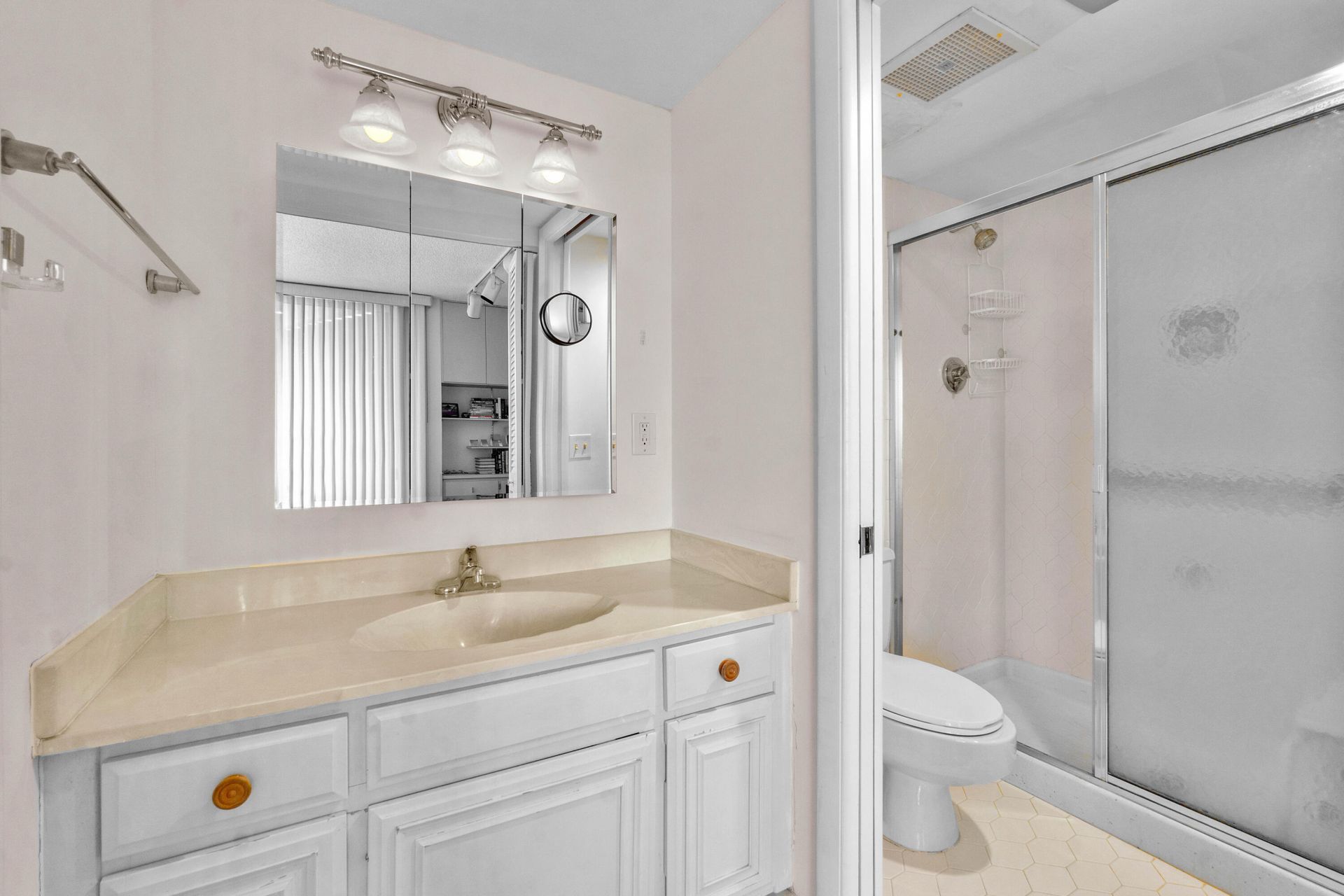 2425 Presidential Way, Unit 304, West Palm Beach, FL 33401 Photo
