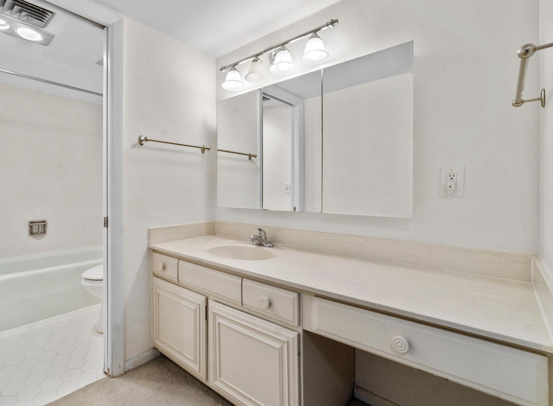 2425 Presidential Way, Unit 304, West Palm Beach, FL 33401 Photo