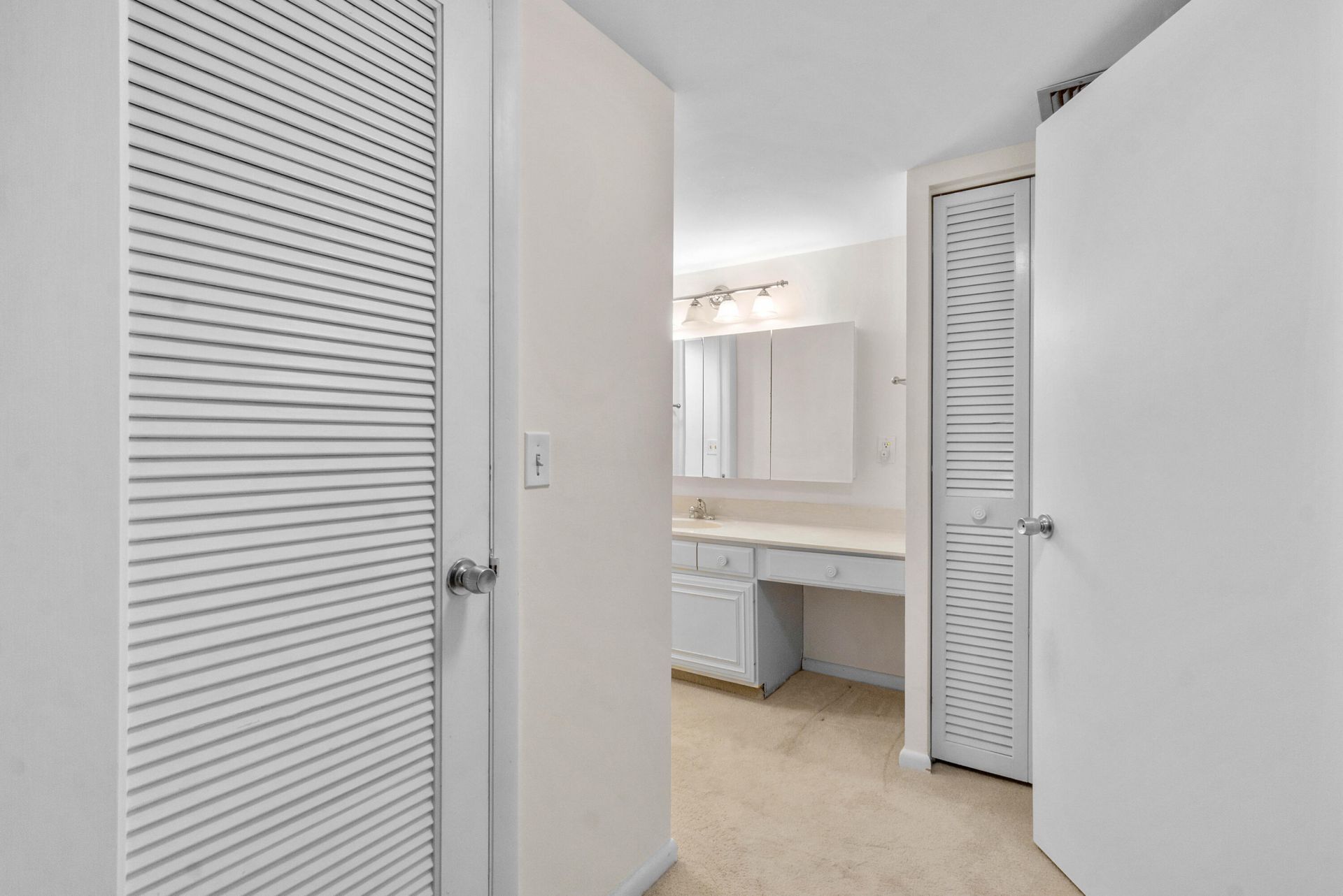 2425 Presidential Way, Unit 304, West Palm Beach, FL 33401 Photo