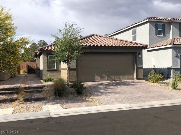 6594 Secret Grove Avenue , Las Vegas, NV 89130