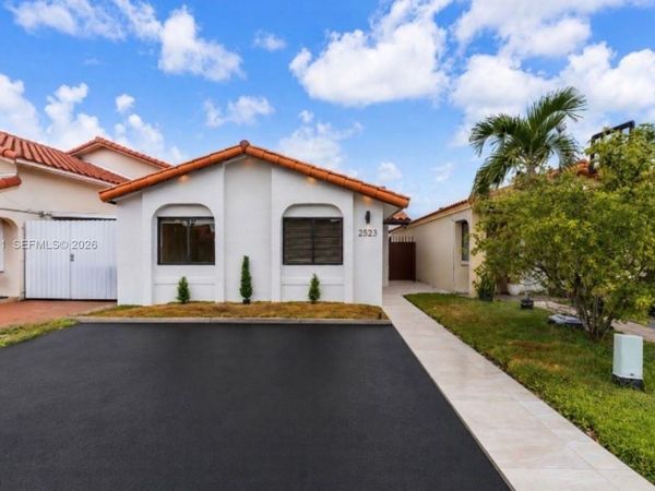 2523 W 65th St , Hialeah, FL 33016