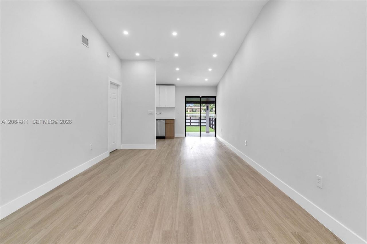 2523 W 65th St, Hialeah, FL 33016 Photo