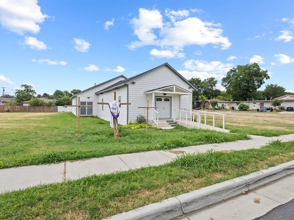 1905 El Paso Street , Grand Prairie, TX 75051
