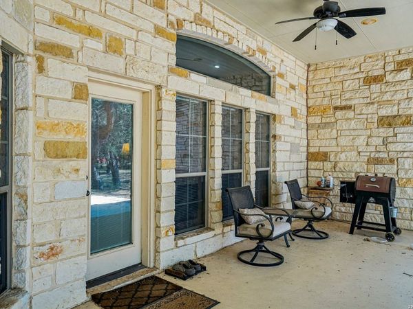 108 Medora Branch, Floresville, TX 78114