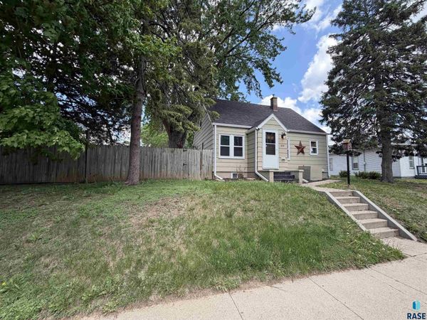 320 N Grange Ave, Sioux Falls, SD 57104