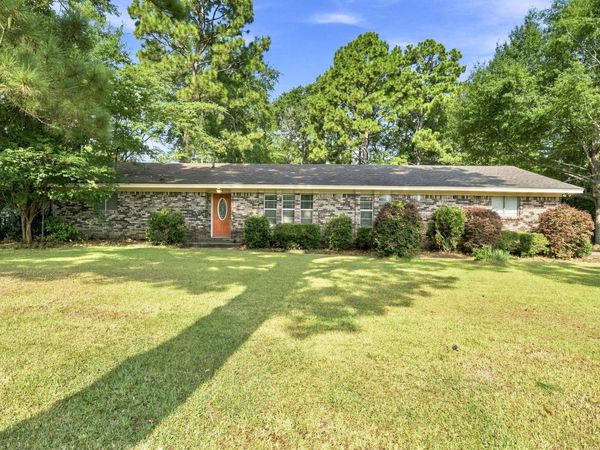 109 Briarwood Dr., Hattiesburg, MS 39402