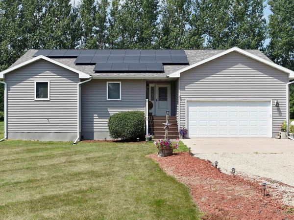 615 N Albion Street, Stacyville, IA 50476