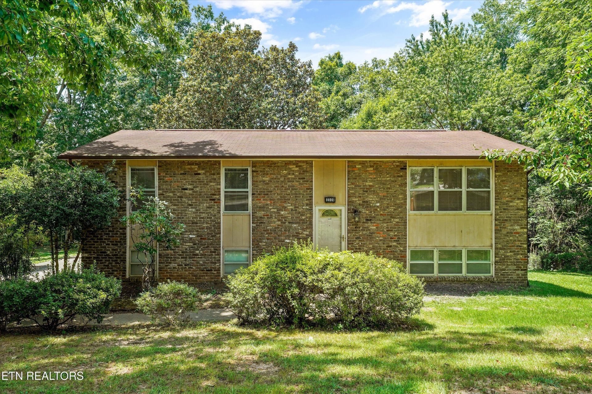 2309 Black Bear Rd, Knoxville, TN 37923 Main Photo