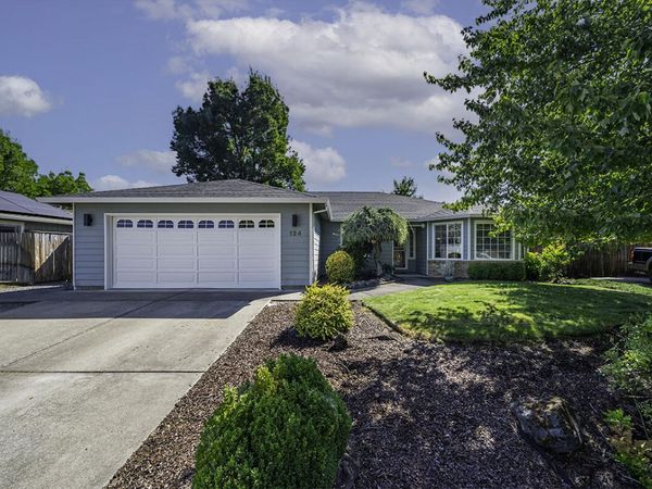 124 Meadow View Drive, Phoenix, OR 97535