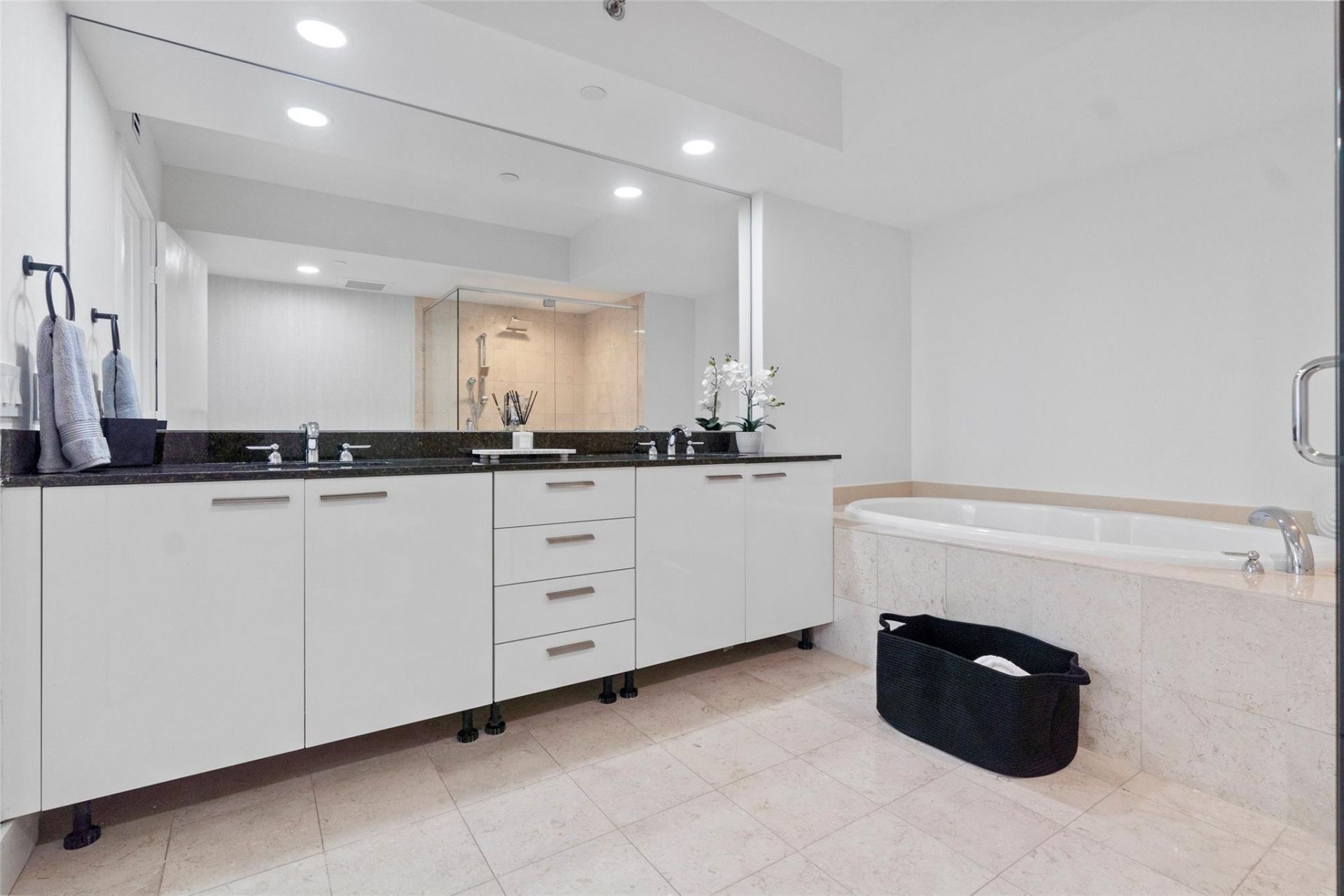 1830 S Ocean Drive, Unit 1006, Hallandale Beach, FL 33009 Photo
