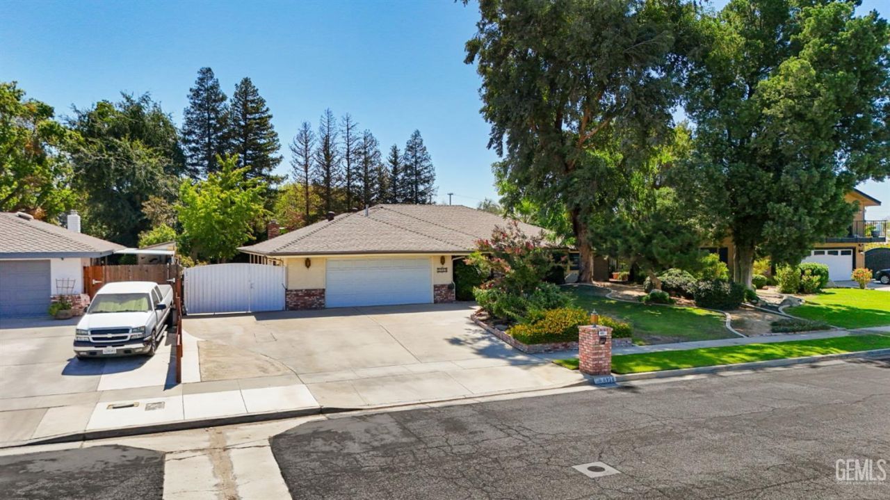 6918 Crestwood Street, Bakersfield, CA 93308 Main Photo