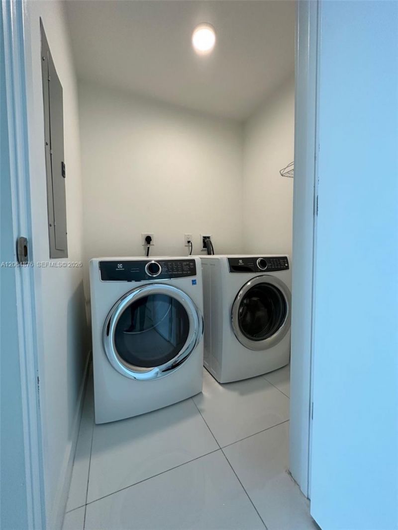 851 NE 1st Ave , Unit 4006, Miami, FL 33132 Photo