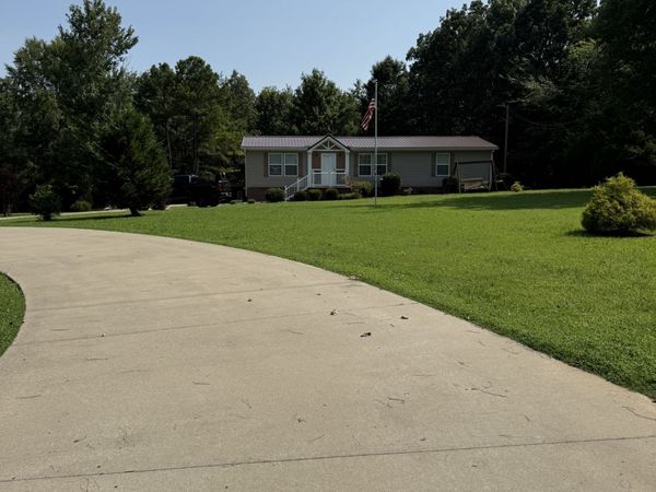 565 Mt Zion Rd, Mc Ewen, TN 37101