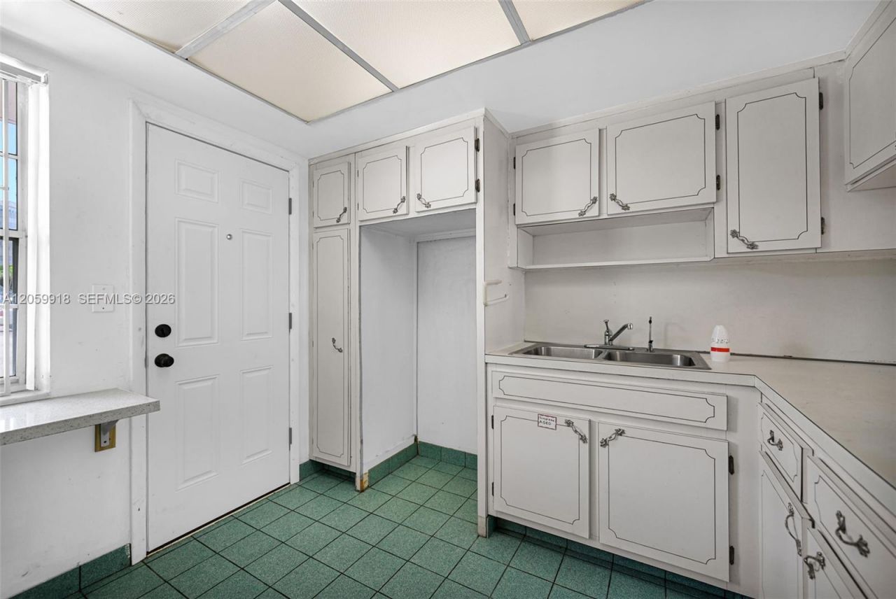 18555 NE 14th Ave , Unit 502, Miami, FL 33179 Photo