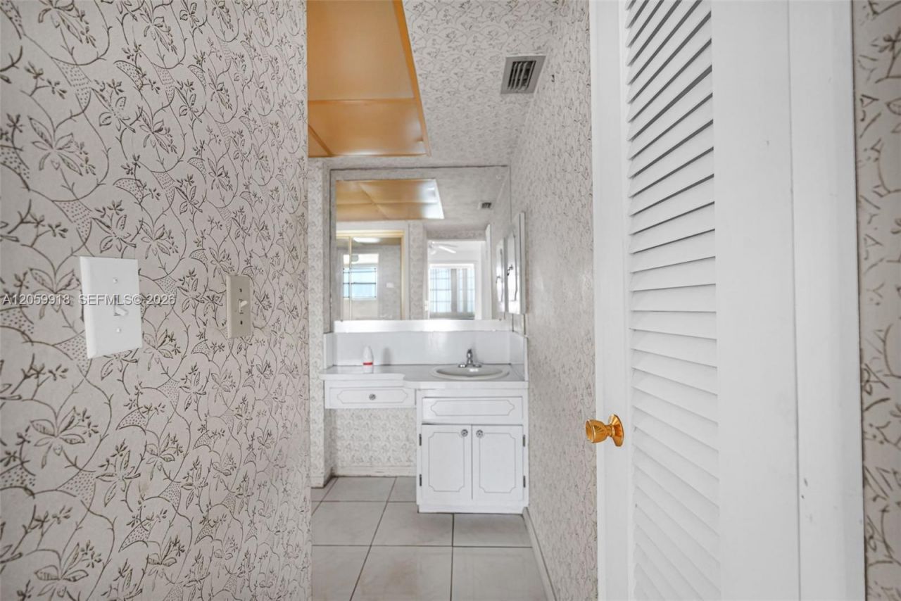 18555 NE 14th Ave , Unit 502, Miami, FL 33179 Photo