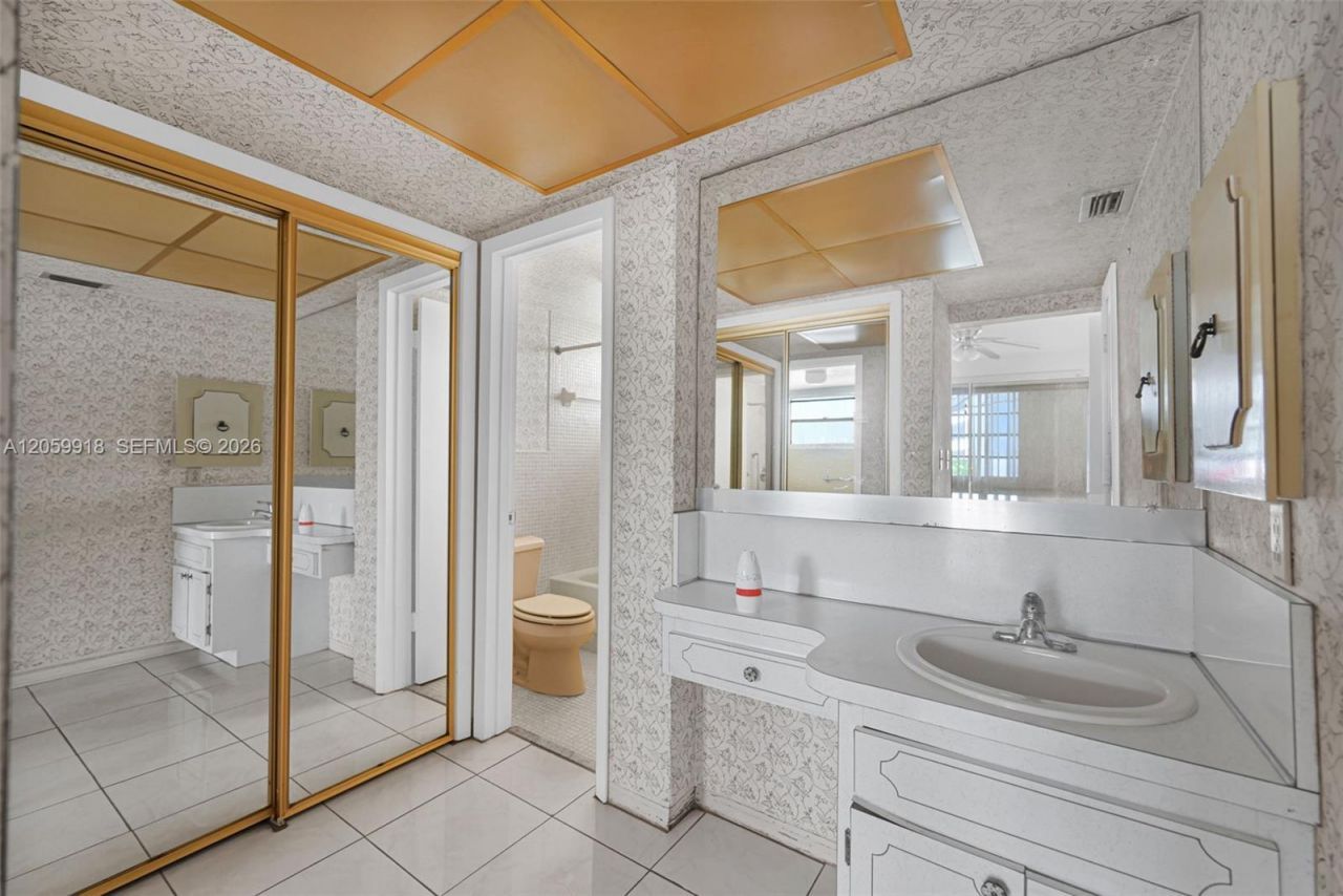 18555 NE 14th Ave , Unit 502, Miami, FL 33179 Photo