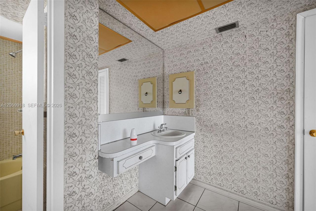 18555 NE 14th Ave , Unit 502, Miami, FL 33179 Photo