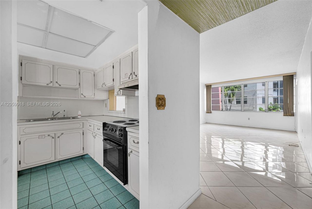 18555 NE 14th Ave , Unit 502, Miami, FL 33179 Photo