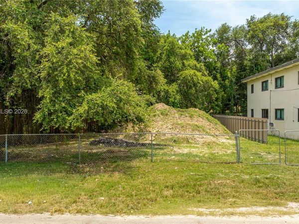 28 NW 76th St , Miami, FL 33150