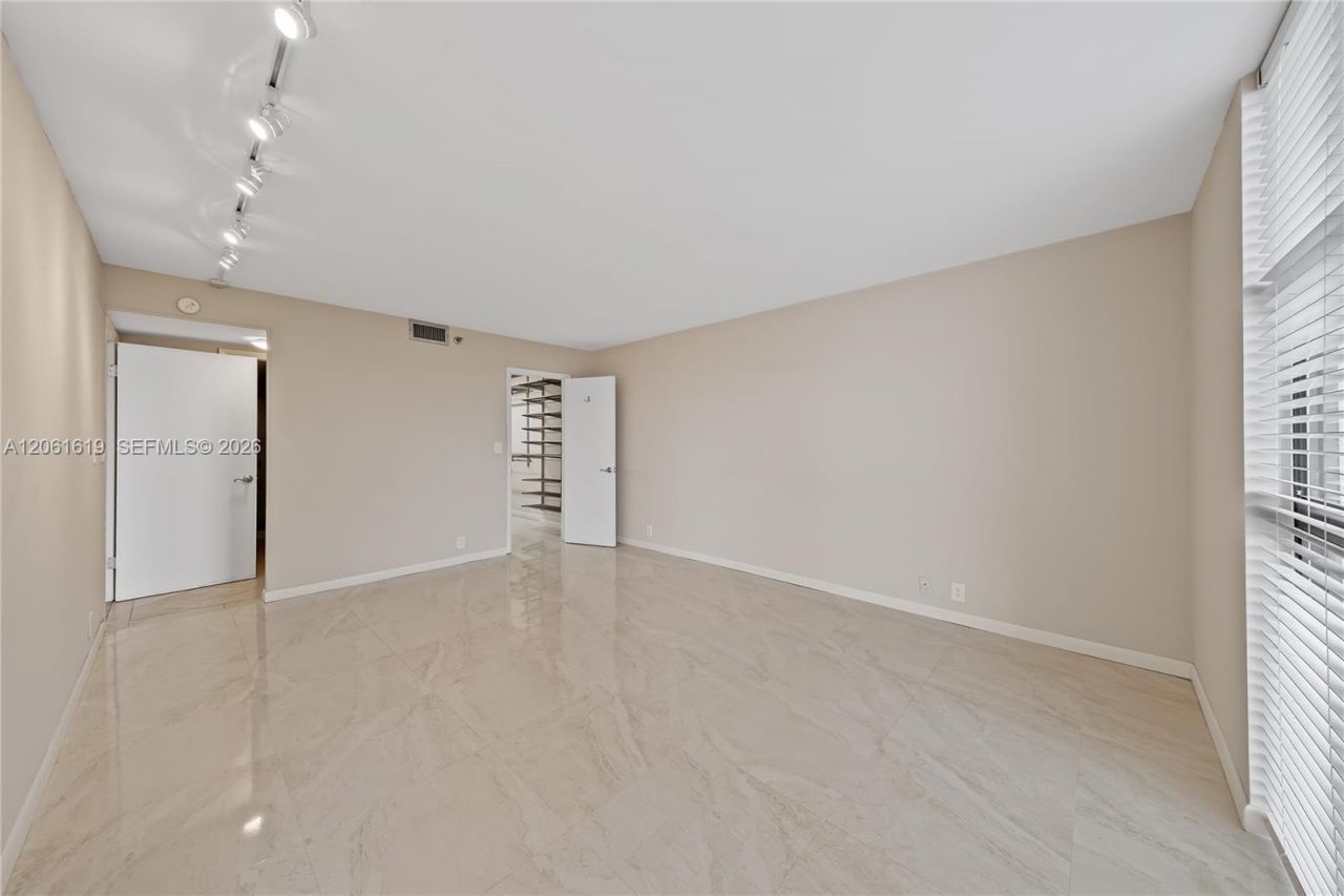 4000 Towerside Ter , Unit 1405, Miami, FL 33138 Photo