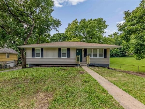 8116 Wayne Avenue, Kansas City, MO 64131