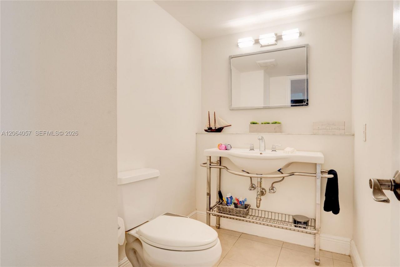 2307 NE 7th St, Unit 40, Hallandale Beach, FL 33009 Photo