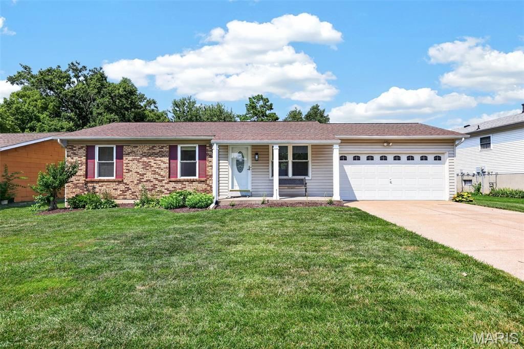 308 W Sunny Hill Boulevard, Saint Peters, MO 63376 Main Photo