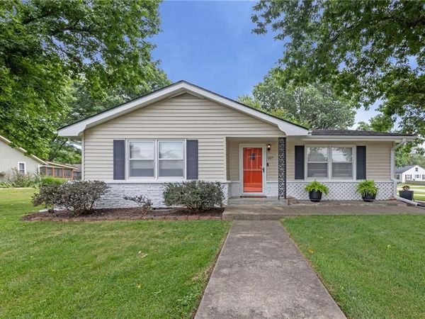607 S Elm Street, Louisburg, KS 66053
