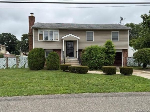 89 Lincoln Avenue, Deer Park, NY 11729