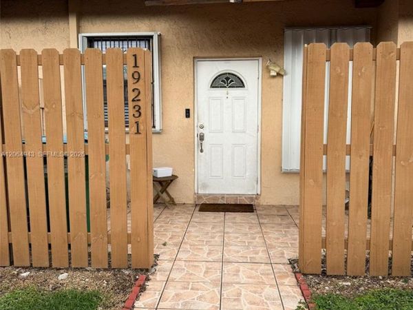 19231 NW 67th Pl , Hialeah, FL 33015