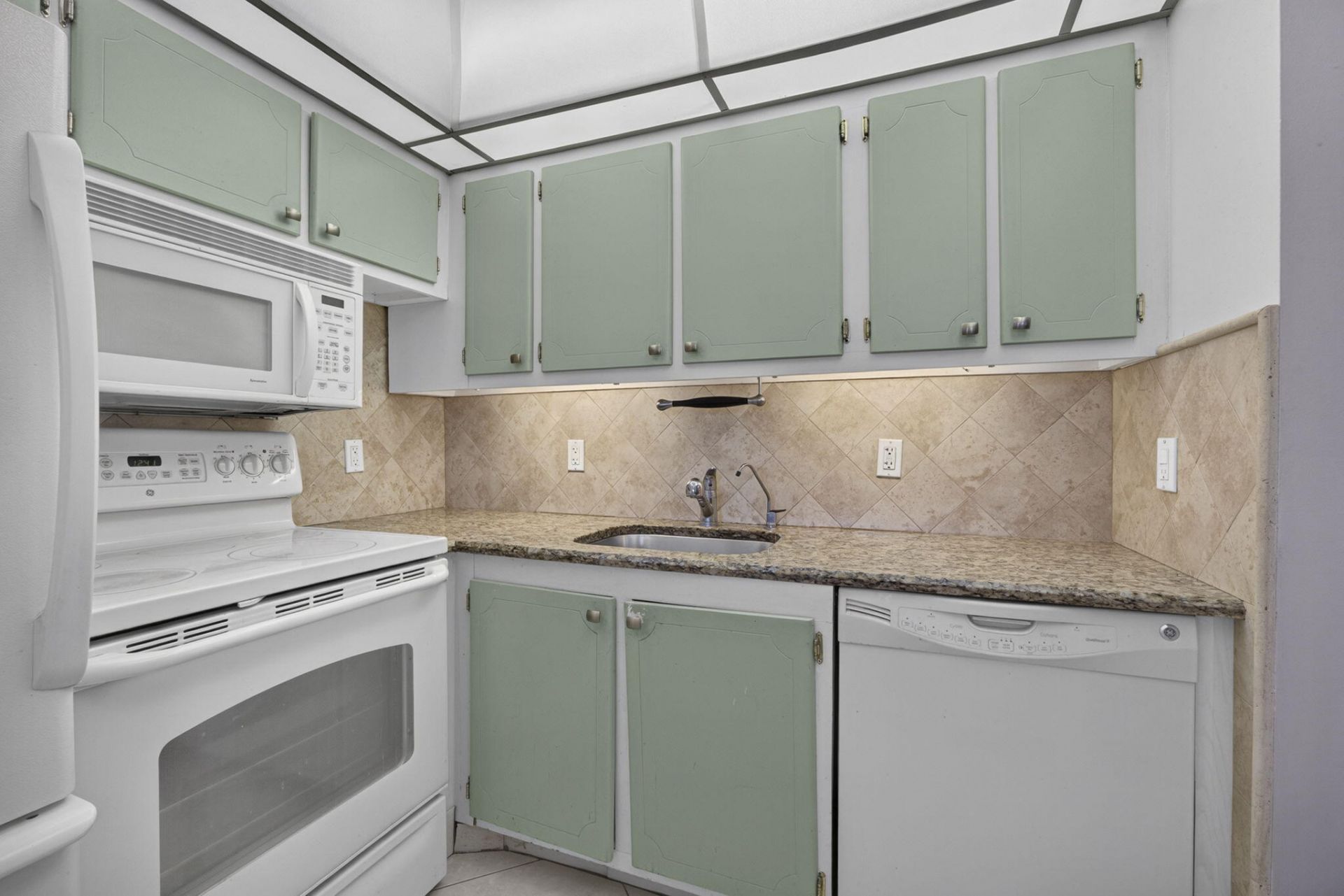 456 Southampton C, West Palm Beach, FL 33417 Photo