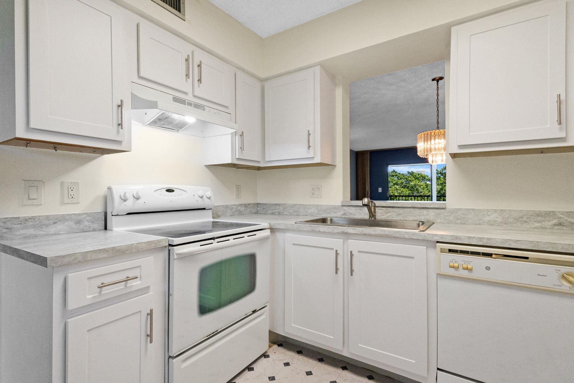2209 S Cypress Bend Drive, Unit 507, Pompano Beach, FL 33069 Photo