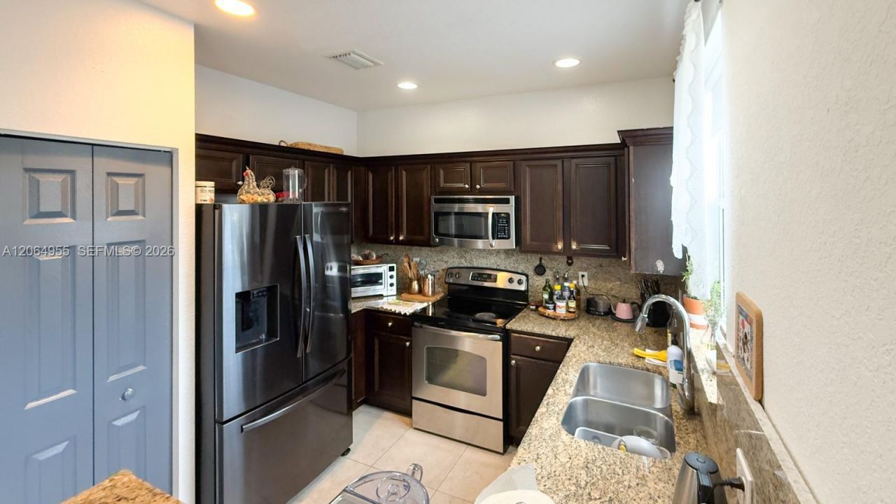 1001 NE 208th St, Unit ., Miami, FL 33179 Photo