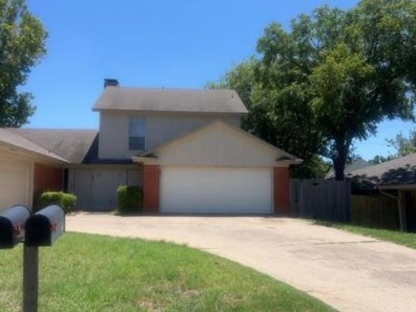 627 Overlook Court , Arlington, TX 76012