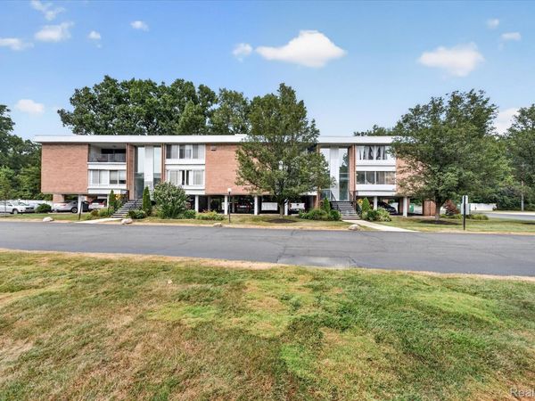 32050 Grand River Avenue, Unit 56, Farmington, Mi 48336