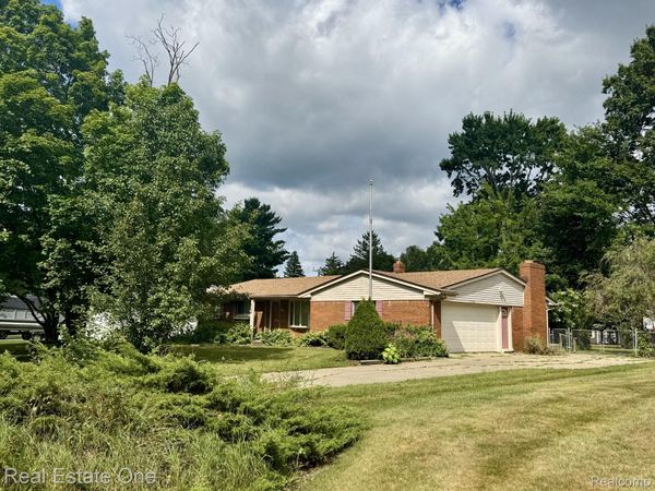3764 Lake Oakland Shores Drive, Waterford Township, Mi 48329