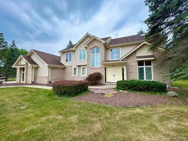2123 McIntosh Drive, Troy, Mi 48098